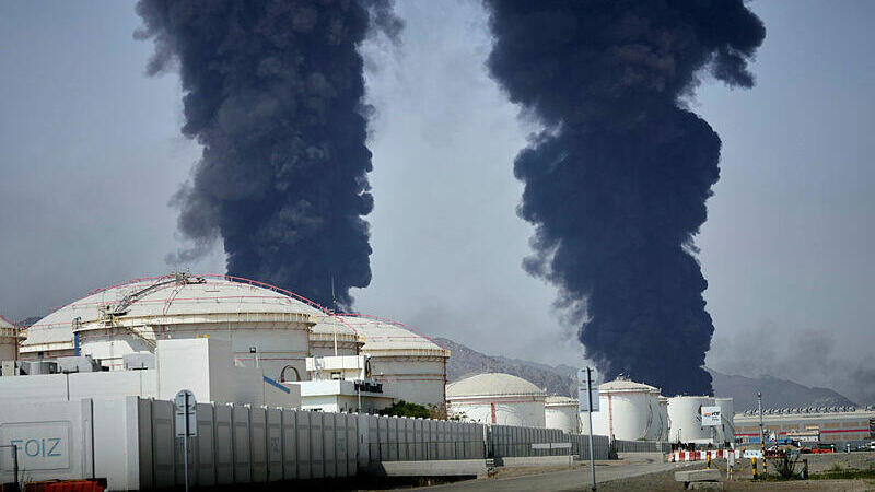 תקיפה איראנית ב נמל פוג'יירה מתקן נפט מלחמה עם איראן 14.3.26 (צילום: AP Photo/Altaf Qadri) תקיפה איראנית ב נמל פוג'יירה מתקן נפט מלחמה עם איראן 14.3.26