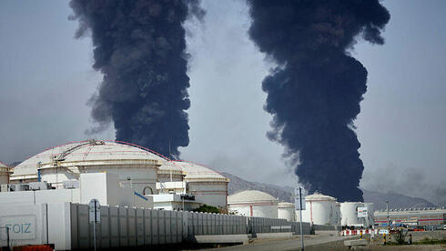 צילום: AP Photo/Altaf Qadri יפן תשחרר 80 מיליון חביות נפט מהמאגרים שלה; חודשה הפעילות בנמל פוג'יירה שנפגע אתמול