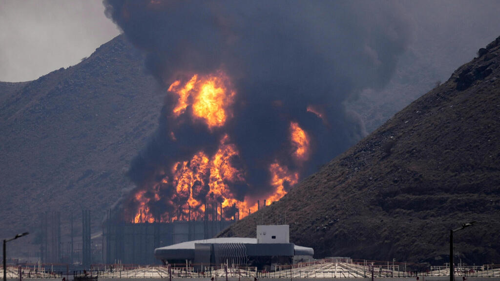 מתקן אנרגיה באבו דאבי לאחר תקיפה איראנית (צילום: AP Photo/Altaf Qadri) פוג'יירה איחוד האמירויות עשן מתקן אנרגיה נפט תקיפה איראן