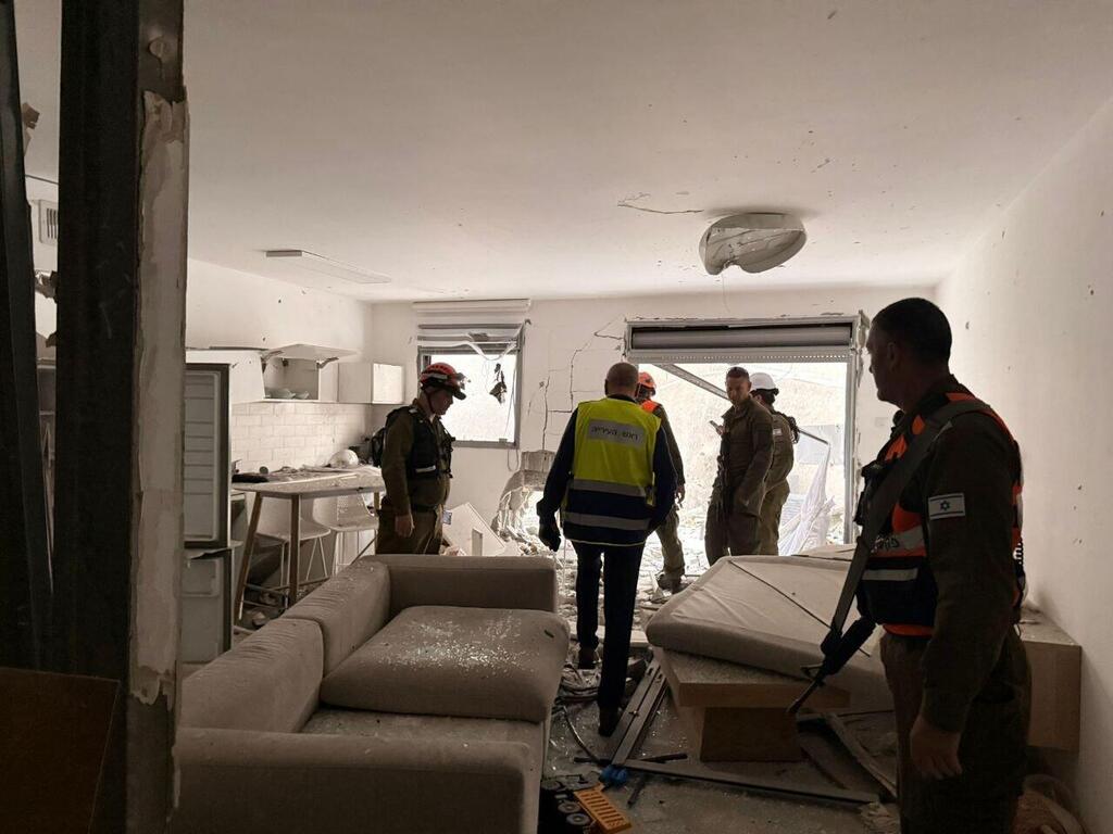 אילת. נזק לדירה מטיל מתפצל (צילום: דוברות עירית אילת) אילת נזק בית טיל מתפצל איראן