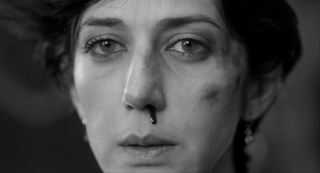 ״Two People Exchanging Saliva״. עתידני ומשונה ( צילום: Youtube) מתוך הסרט שני אנשים מחליפים רוק פנאי