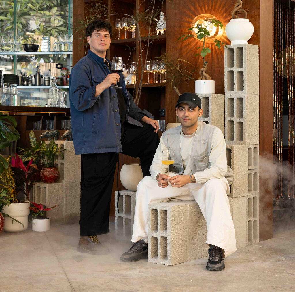 מימין זכריה אשורוב ו דנילו ציפורוחה הבעלים של בר היין חממה פנאי