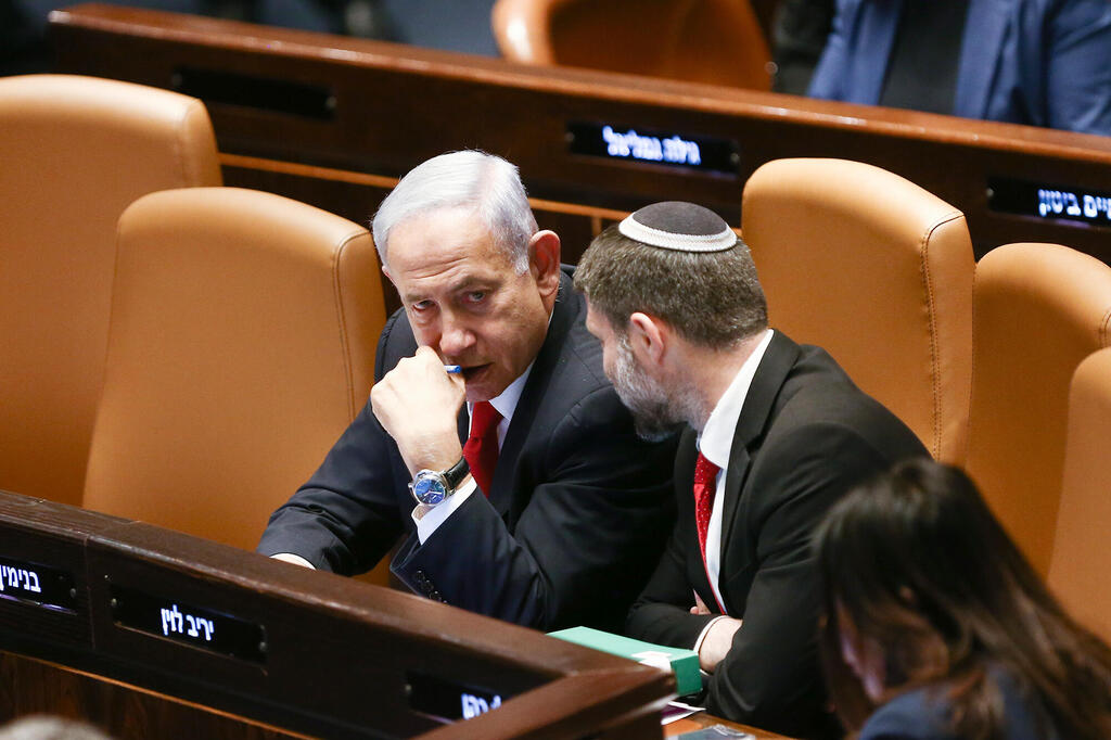 מימין שר האוצר בצלאל סמוטריץ וראש הממשלה בנימין נתניהו במליאת הכנסת