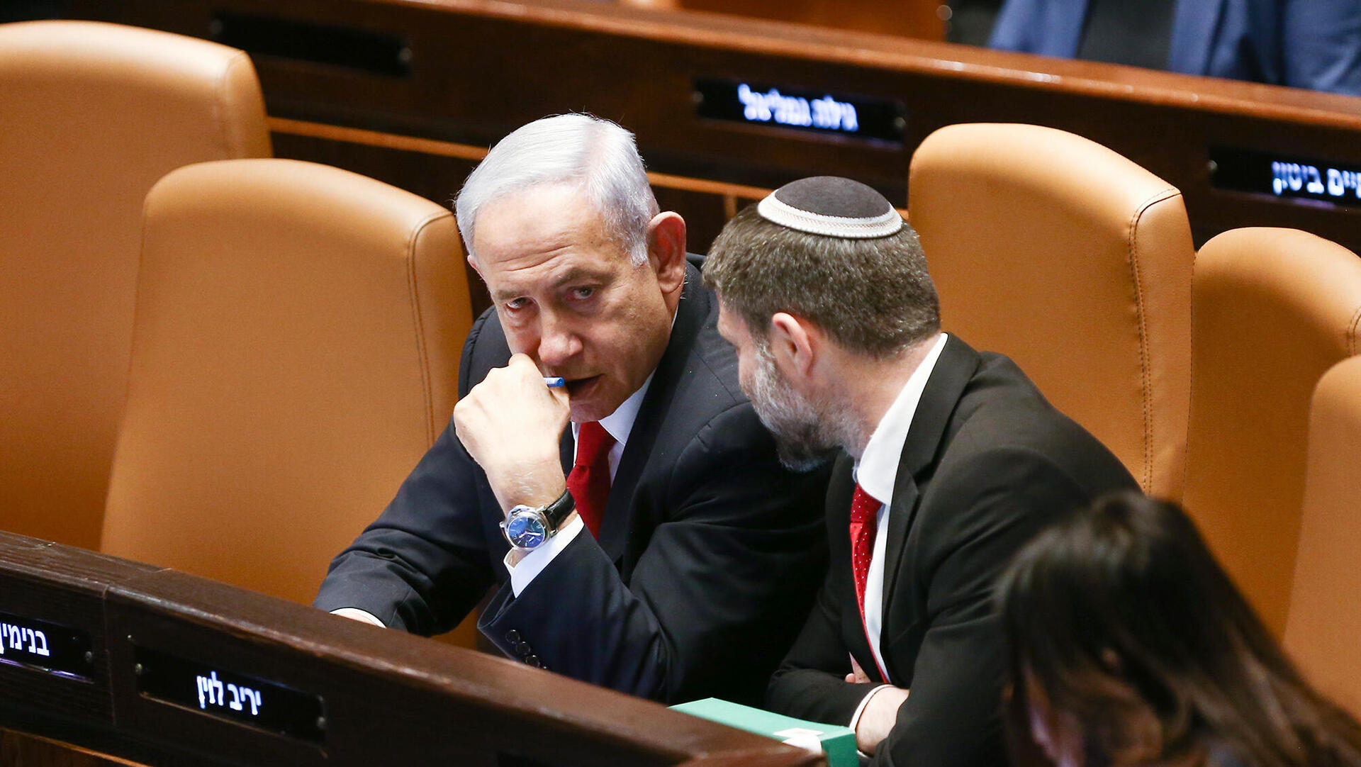 מימין שר האוצר בצלאל סמוטריץ וראש הממשלה בנימין נתניהו במליאת הכנסת