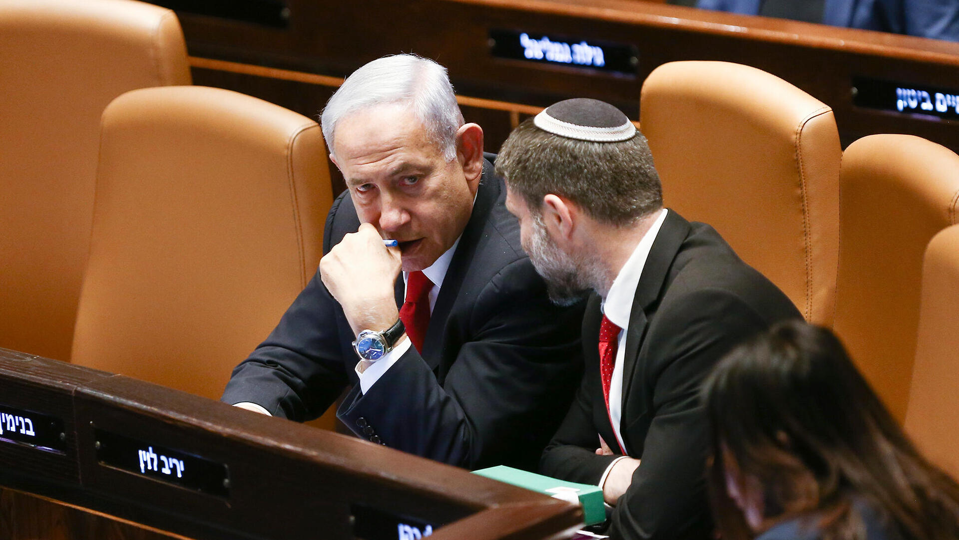 מימין שר האוצר בצלאל סמוטריץ וראש הממשלה בנימין נתניהו במליאת הכנסת