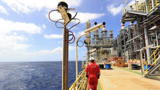 עובד של חברת אנרגיאן ב אסדת הגז כריש