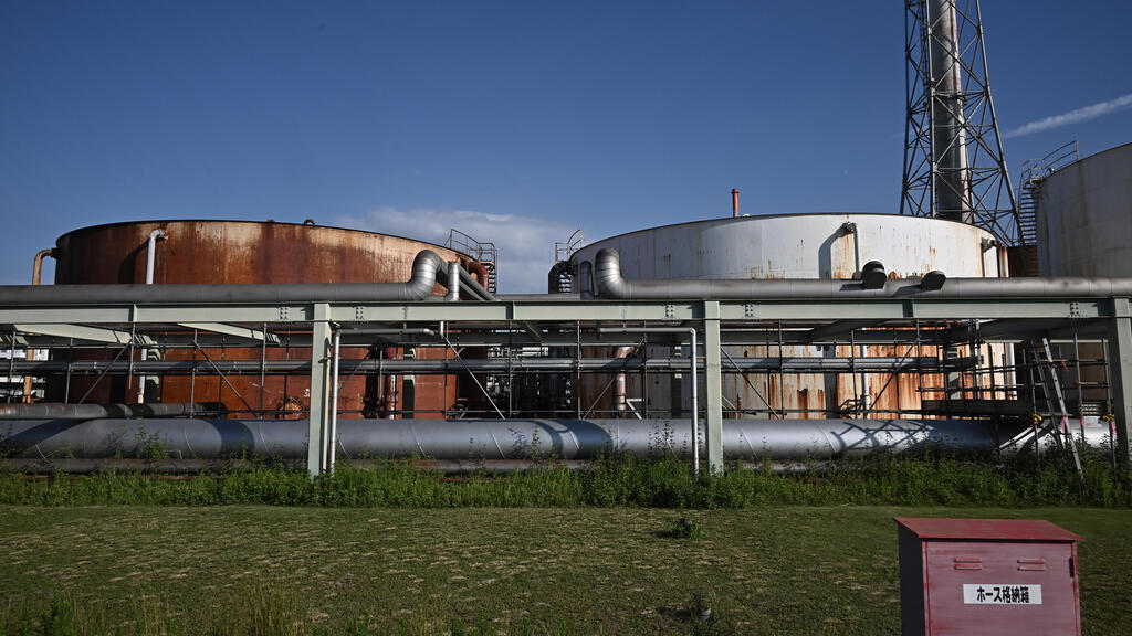 מכל אחסון נפט בבית זיקוק ביוקוהמה יפן