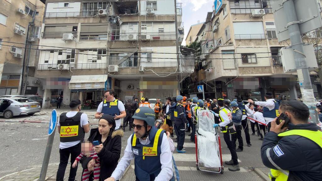 הפגיעה בבני ברק, שלשום (צילום: טל שחר) פגיעה במרכז בני ברק טיל מ איראן 15.3.26