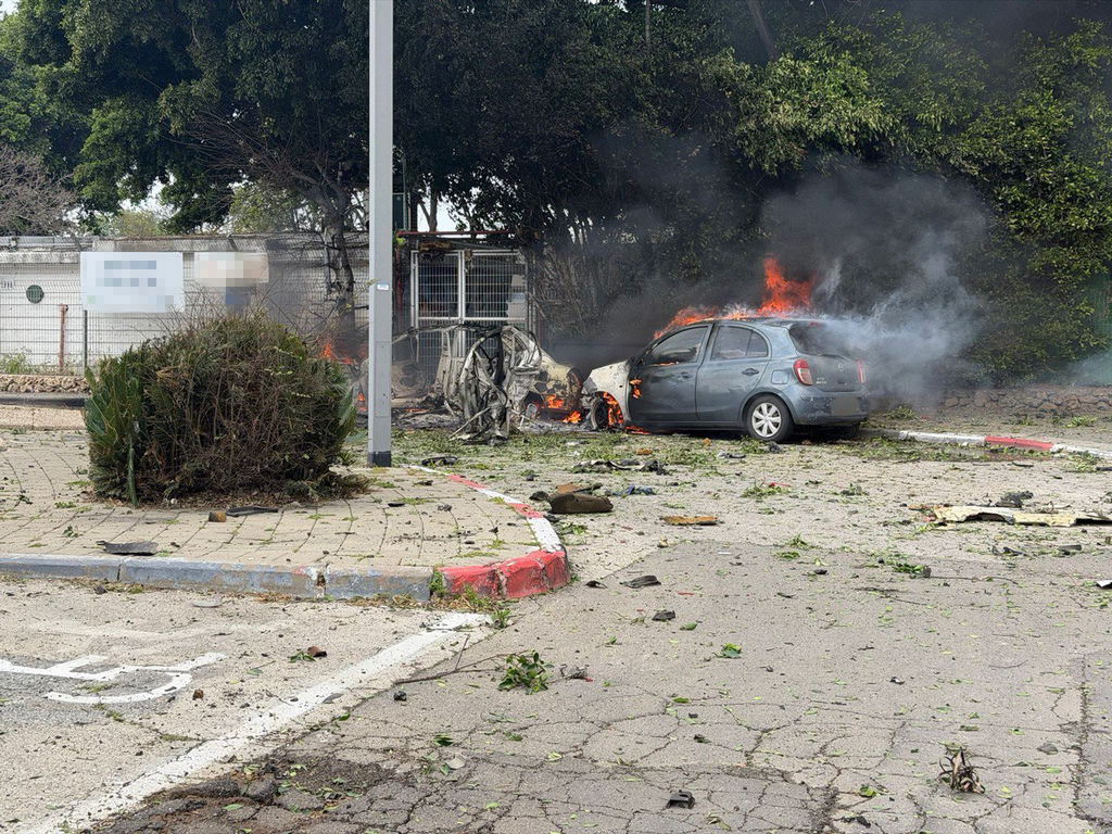 תל אביב נפילה של רסיס או שבר טיל ששוגר מ איראן 15.3.26