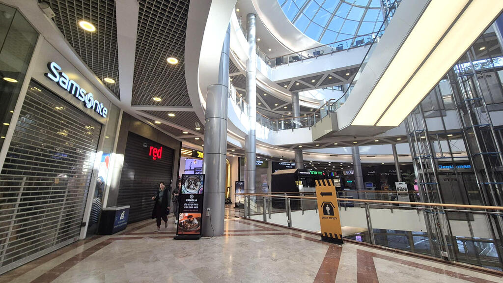 קניון עזריאלי בתל אביב סגור בימים הראשונים של המלחמה. העובדים עדיין מפחדים להגיע (צילום: מירב קריסטל) קניון עזריאלי ריק בעקבות המלחמה עם איראן