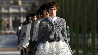 תצוגת אופנה דיור שבוע האופנה ב פריז 3.3.26