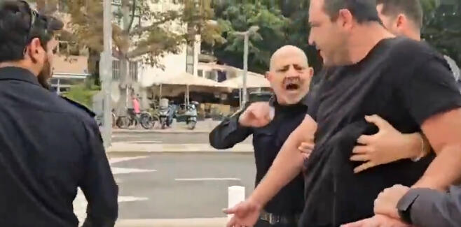 העיכוב של אמיר גדות על ידי השוטר מנשה מנצור (צילום: אלימות ישראל) המעצר של אמיר גדות על ידי השוטר מנשה מנצור גדות ניסה להגן על מפגינה מפני רועי סטאר 14.3.26