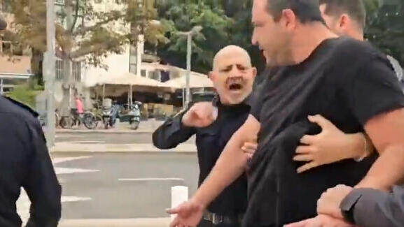 השוטר שעיכב אתמול בכוח מפגין ב"הבימה" ביצע בעבר מעצר בלתי חוקי בהפגנה נגד הממשלה
