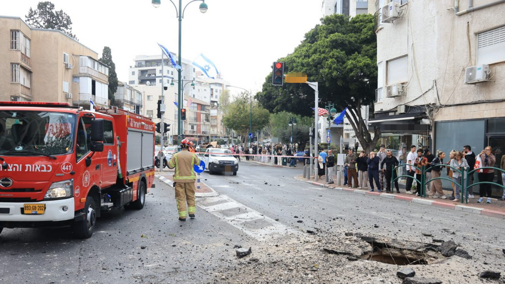זירת נפילה ברמת גן. בכלל המחוזות שינוי לרעה ברמת הביטחון האישי (צילום: תיעוד מבצעי מחוז דן, כבאות והצלה) זירת נפילה ב רמת גן מלחמה עם איראן 15.3.26