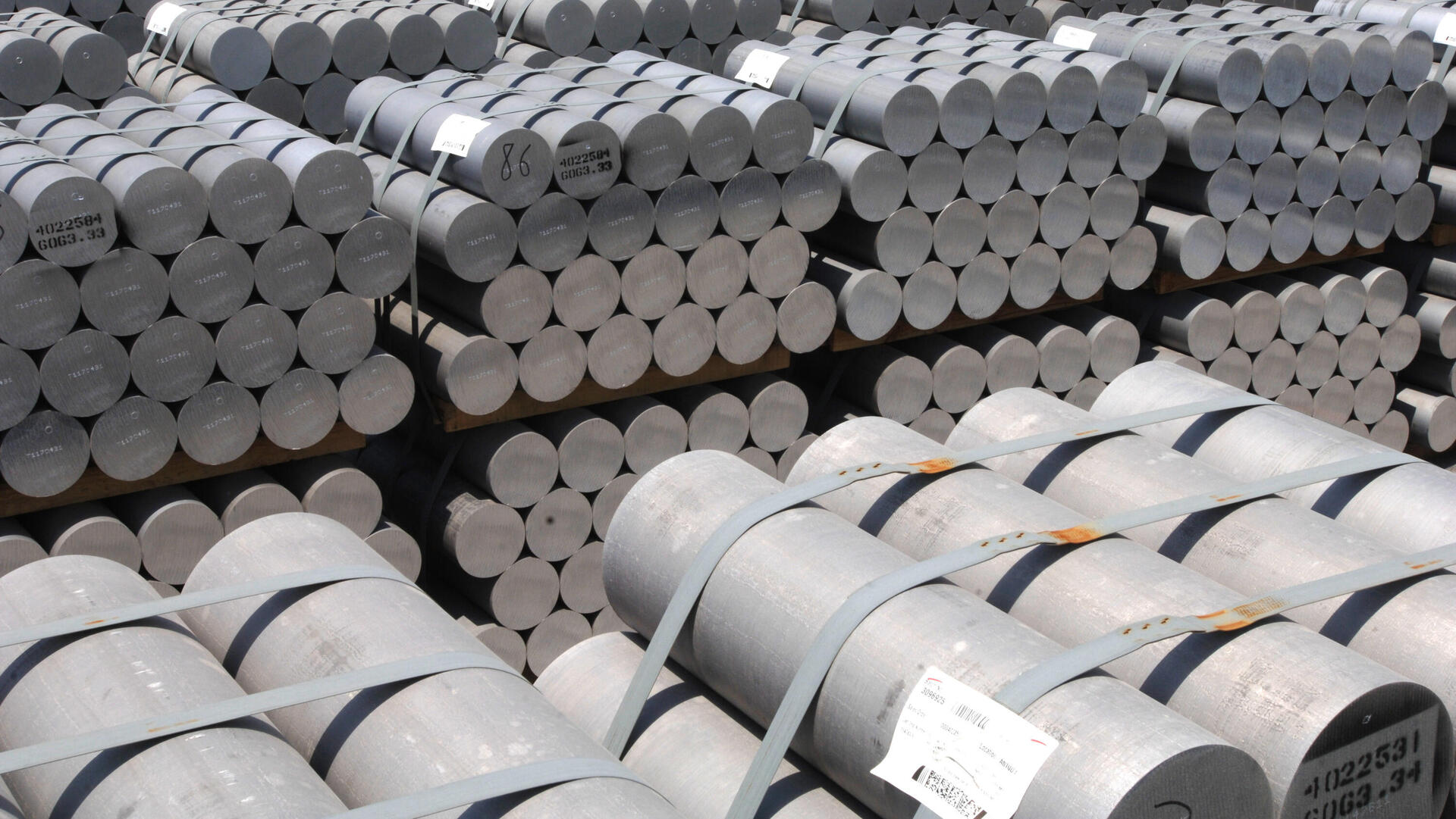 אלומיניום במפעל של חברת אלומיניום בחריין בבחריין