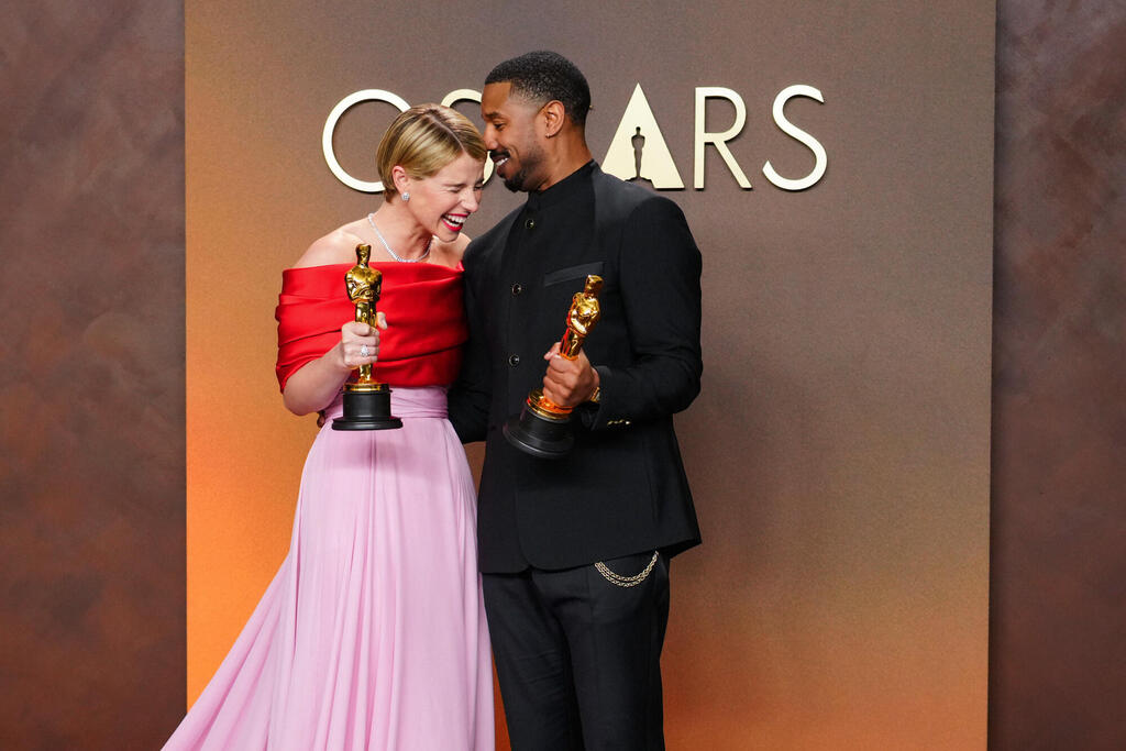 פנאי מייקל ב' ג'ורדן ו ג'סי באקלי עם הפסלונים