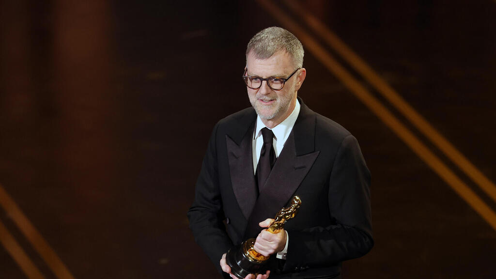 פול תומאס אנדרסון עם אחד משלושה פסלוני אוסקר שבהם זכה על הסרט קרב רודף קרב פנאי