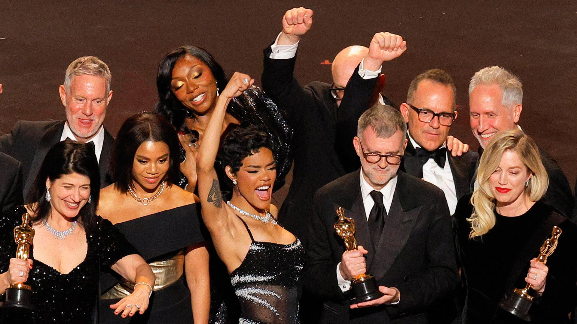 פנאי אוסקר צוות "קרב רודף קרב", בשורה הראשונה מימין: המפיקה שרה מרפי והבמאי פול תומס אנדרסון, לצידם השחקנית טייאנה טיילור המלהקת קסנדרה קולוקונדיס משמאל