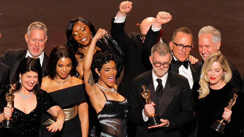 פנאי אוסקר צוות "קרב רודף קרב", בשורה הראשונה מימין: המפיקה שרה מרפי והבמאי פול תומס אנדרסון, לצידם השחקנית טייאנה טיילור המלהקת קסנדרה קולוקונדיס משמאל