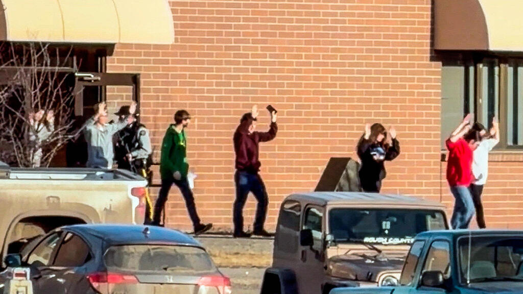 זירת הטבח בקנדה. המחבלת שיצאה למסע ירי התייעצה עם ChatGPT (צילום: Western Standard/ Jordon Kosik/Handout via REUTERS) זירת הטבח ב קנדה 12.2.26 המחבלת שיצאה למסע ירי התייעצה עם ChatGPT