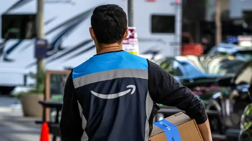 שליח של אמזון מחלק חבילות