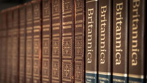 אנציקלופדיה בריטניקה תובעת את OpenAI: "העתיקה כמעט 100 אלף מאמרים"