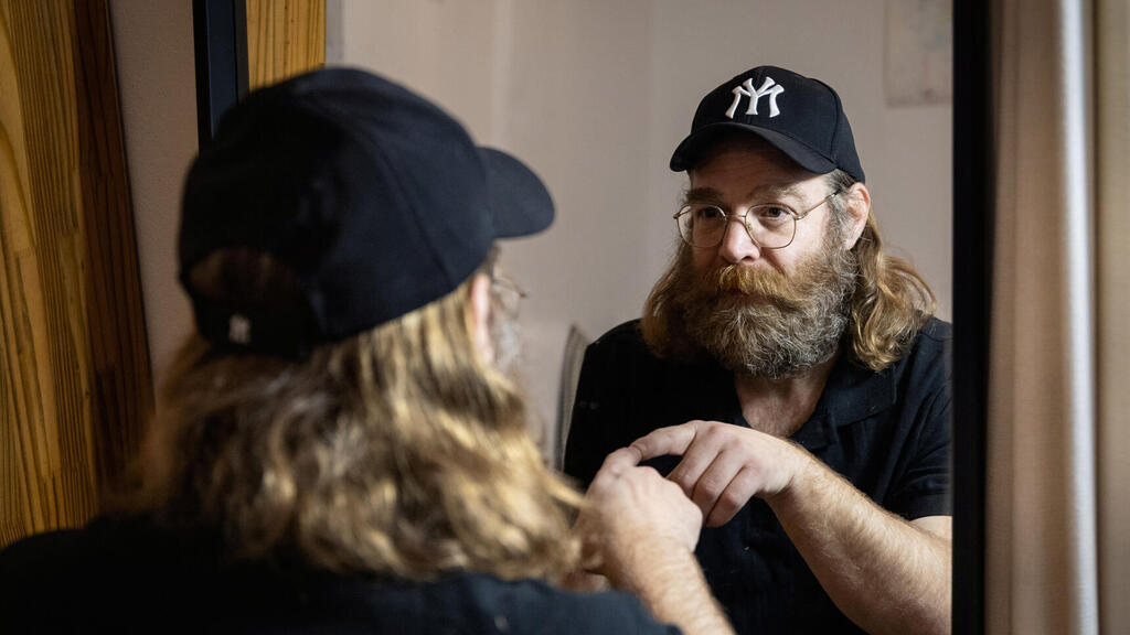 פנאי אבי תפילינסקי מורה מנהל ישיבה ופוסק חרדי שחי בסתר כחילוני