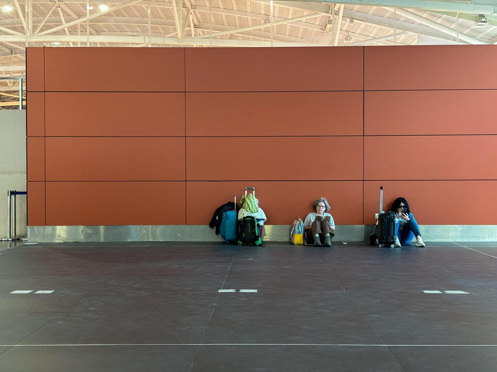 לילך בנמל התעופה בלרנקה. כשאמרנו שאנחנו לא עולים על טיסת ה"חילוץ", הדיילת חשבה שהשתגענו