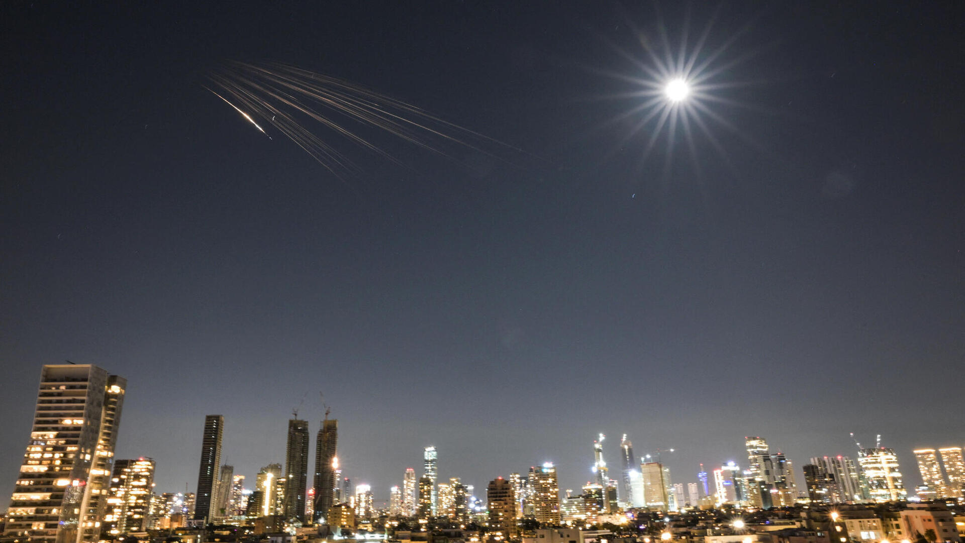 טילים איראניים בשמי תל אביב