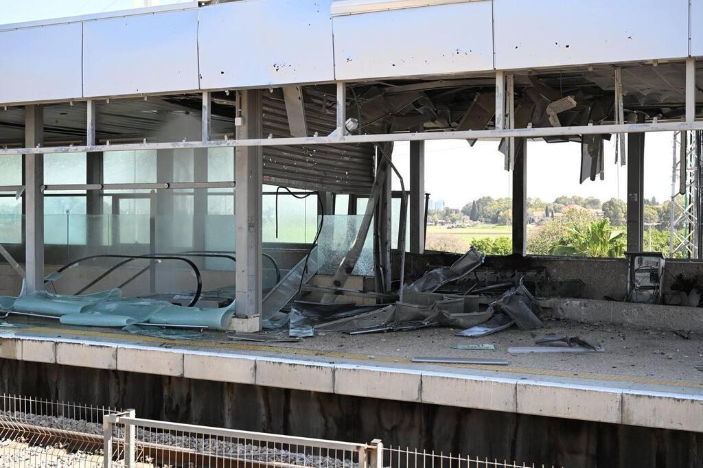 נזק לתחנת הרכבת בחולון 3 טיל איראני מלחמה עם איראן 17.3.26