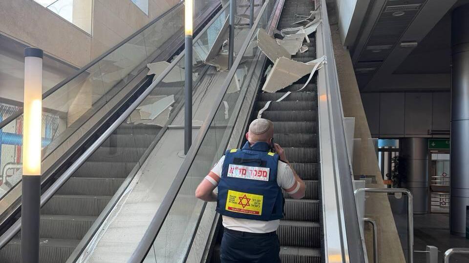 נזק לתחנת הרכבת בחולון 2 טיל איראני מלחמה עם איראן 17.3.26