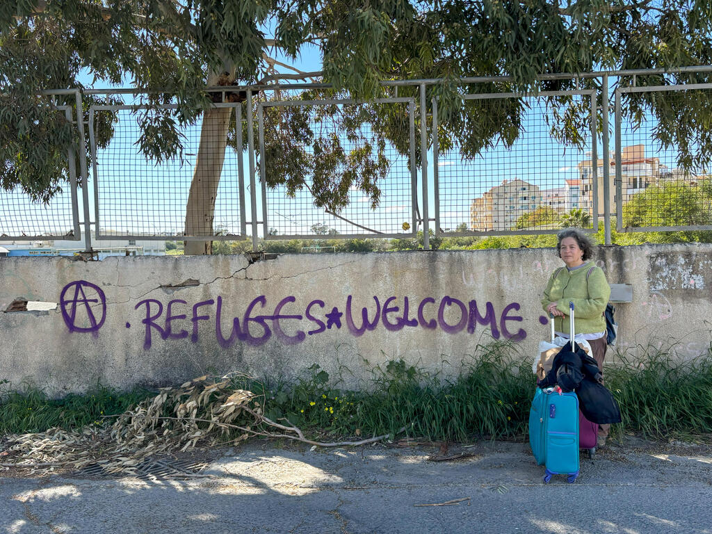 גרפיטי " Refugees Welcome " בלרנקה. היו רגעים שבהם גם אנחנו הרגשנו כמו פליטים