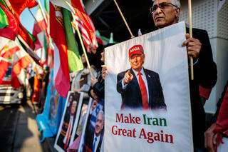 הפגנת תמיכה בנשיא טראמפ אתמול מחוץ לשגרירות איראן בטוקיו