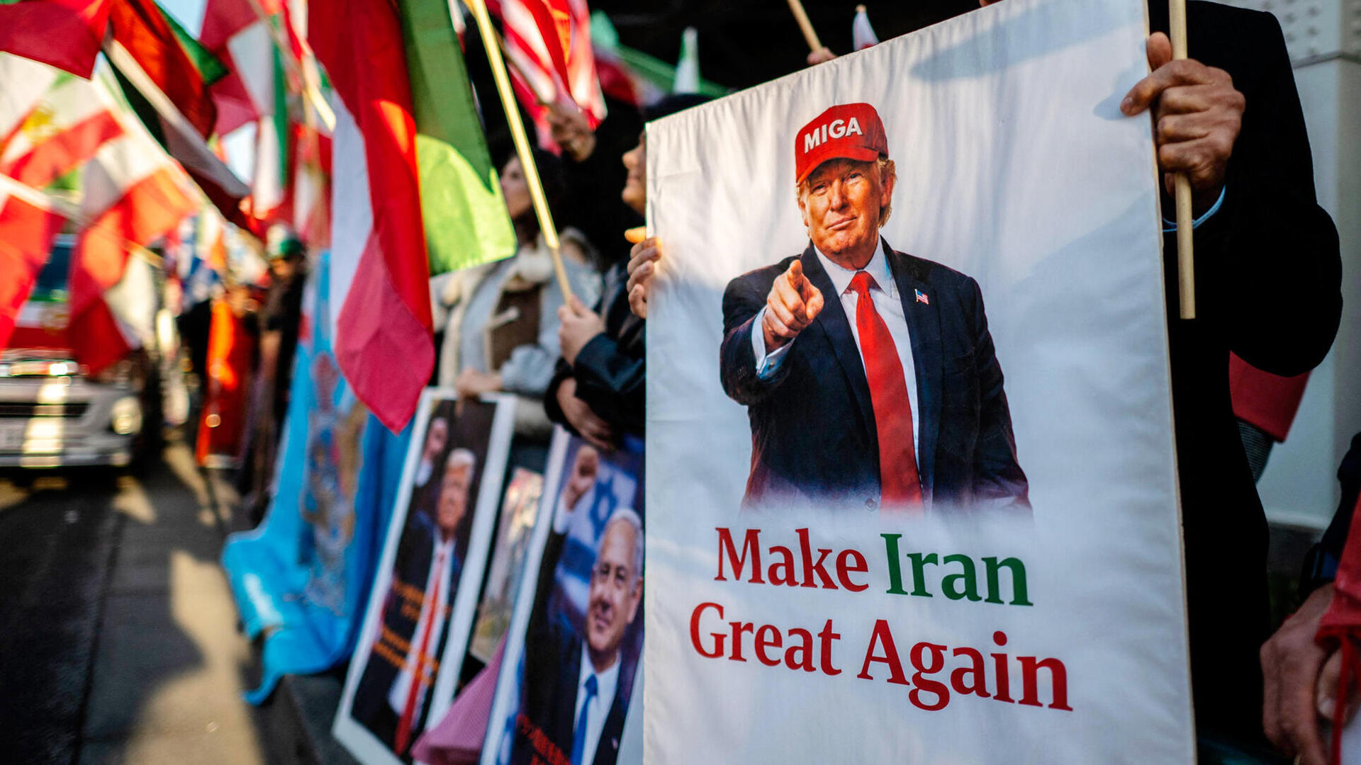 הפגנת תמיכה בנשיא טראמפ אתמול מחוץ לשגרירות איראן בטוקיו