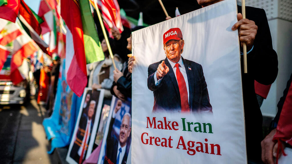 הפגנת תמיכה בנשיא טראמפ אתמול מחוץ לשגרירות איראן בטוקיו