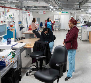  בית החולים התת־קרקעי של שניידר, לפני כשבועיים. בלי אור יום, בלי אוויר, כמעט בלי פרטיות, אבל לפחות חלק מהחולים זוכים להמשך טיפול צמוד. האחרים לא