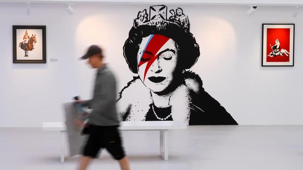 עבודה של בנסקי המלכה אליזבט בסגנון דיוויד בואי