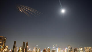 טיל עם ראש נפץ מתפצל מעל שמי תל אביב