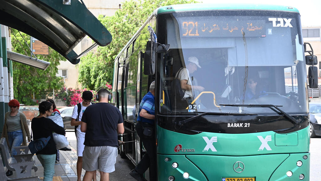 אנשים עולים ל אוטובוס קו אגד מספר 921 ב תל אביב