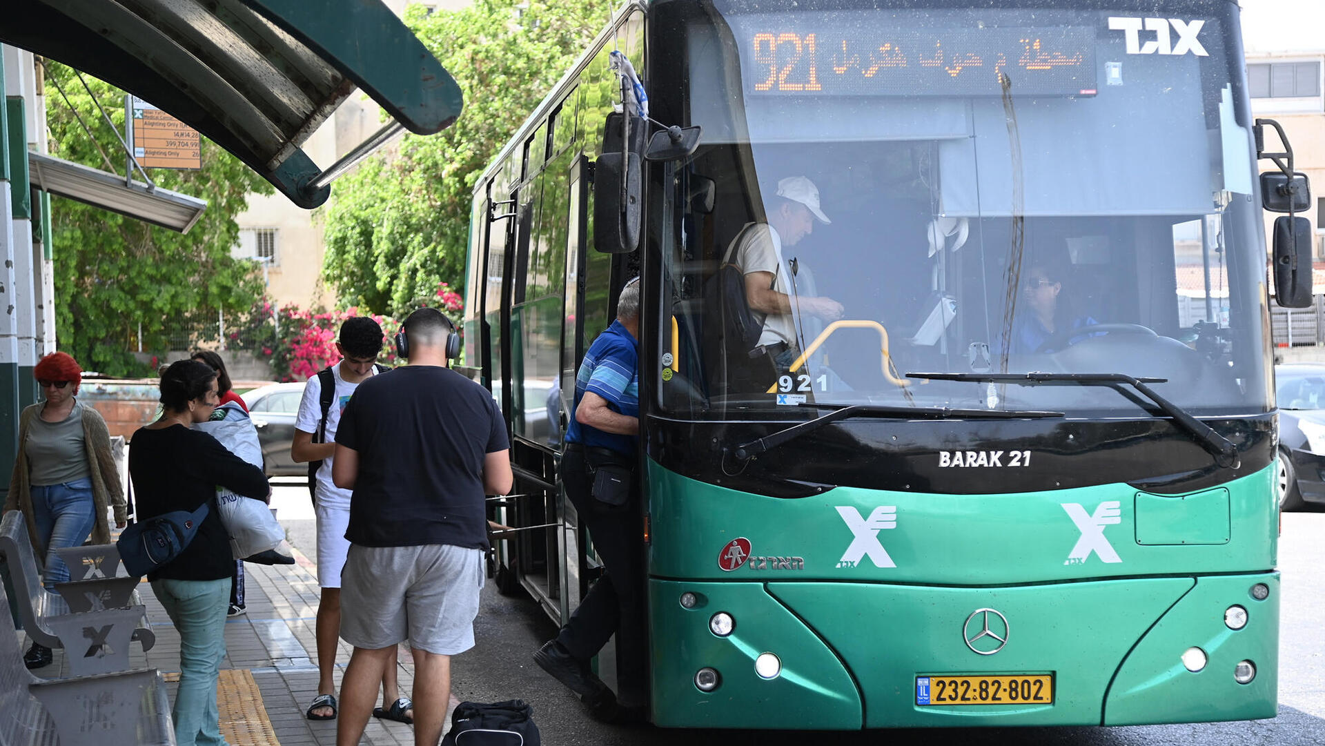 אנשים עולים ל אוטובוס קו אגד מספר 921 ב תל אביב