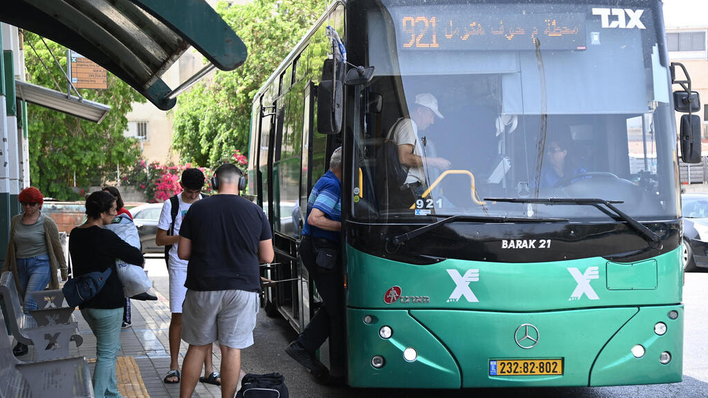 אוטובוס של אגד. מחסור של 5,000 נהגים בתחבורה הציבורית (צילום: יאיר שגיא) אנשים עולים ל אוטובוס קו אגד מספר 921 ב תל אביב