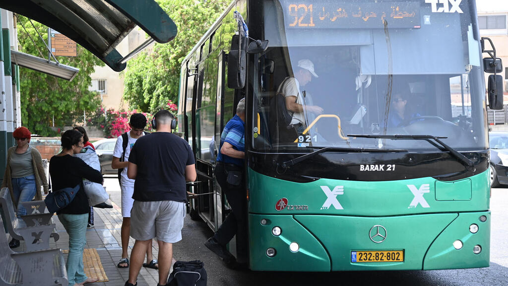אנשים עולים ל אוטובוס קו אגד מספר 921 ב תל אביב