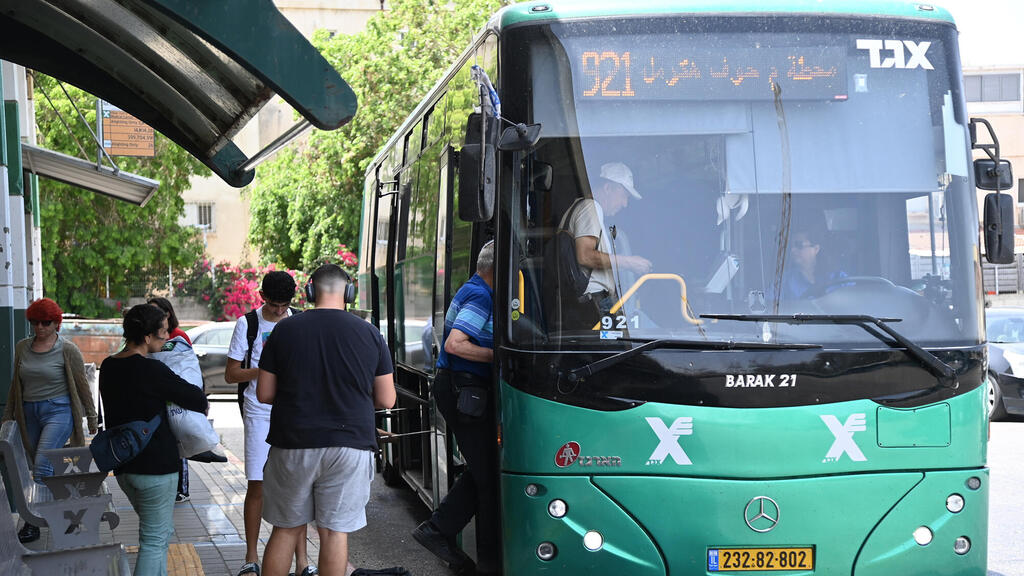 אנשים עולים ל אוטובוס קו אגד מספר 921 ב תל אביב