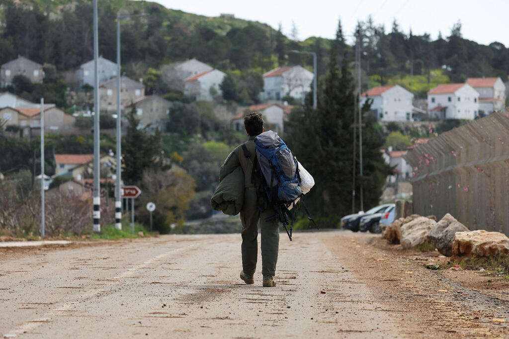 מלחמה מול חיזבאללה חייל מילואים צועד בכניסה לישוב בגבול הצפון ב אצבע הגליל