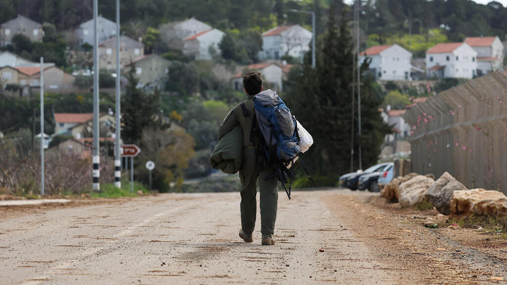 מלחמה מול חיזבאללה חייל מילואים צועד בכניסה לישוב בגבול הצפון ב אצבע הגליל