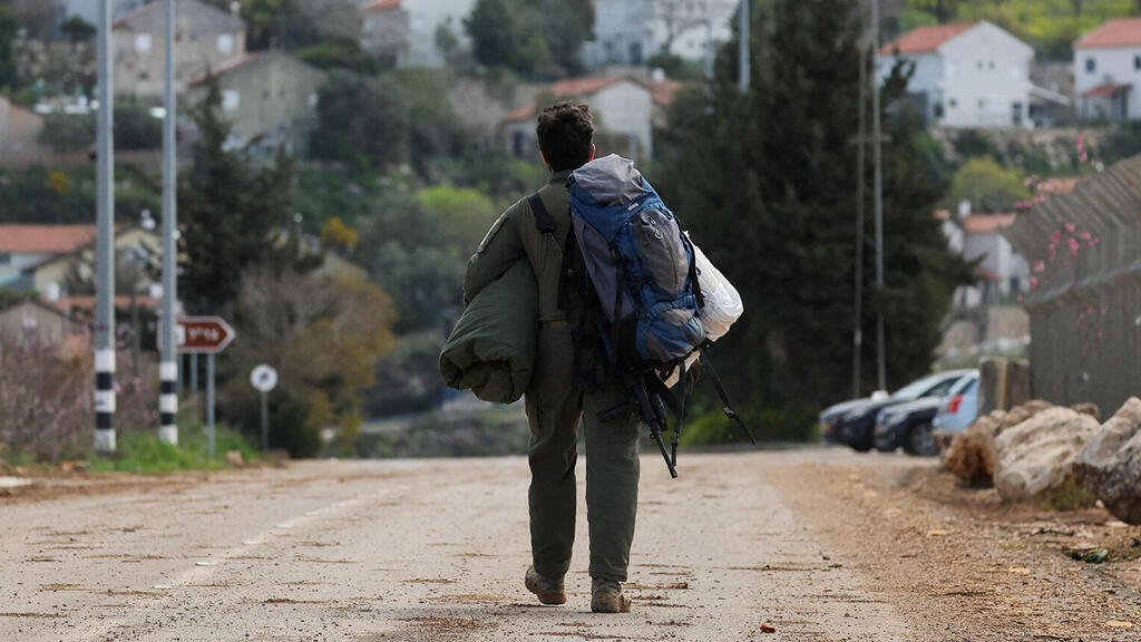 מלחמה מול חיזבאללה חייל מילואים צועד בכניסה לישוב בגבול הצפון ב אצבע הגליל