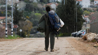מלחמה מול חיזבאללה חייל מילואים צועד בכניסה לישוב בגבול הצפון ב אצבע הגליל