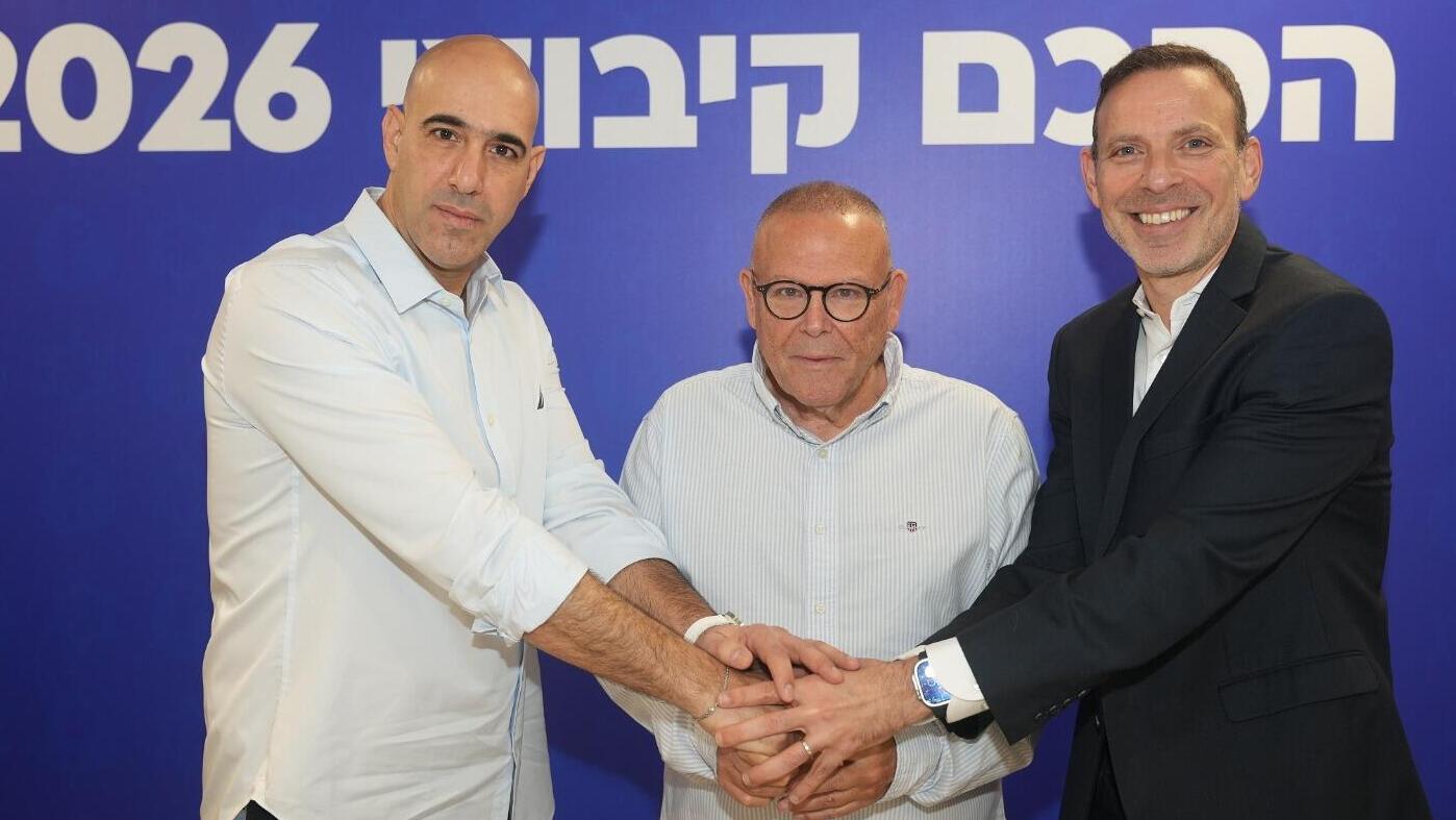 הסכם קיבוצי בפלאפון מימין אילן סגל ארנון בר דוד ו יחיאל שמן יו"ר הוועד