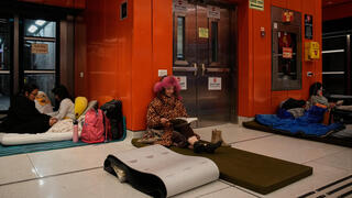 אזרחים לנים בתחנת רכבת קלה ב תל אביב מלחמה עם איראן