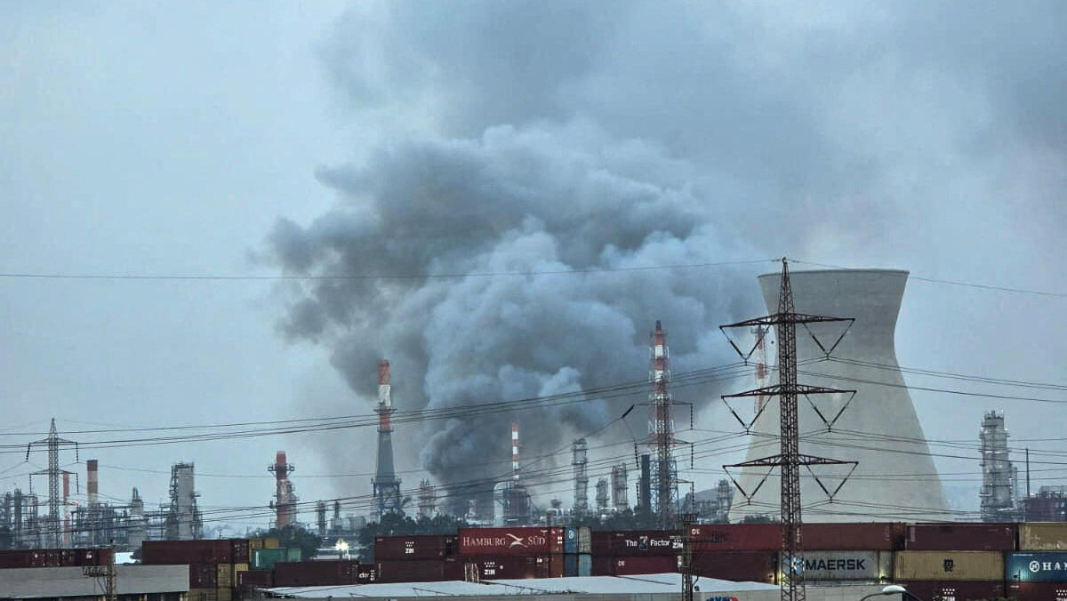 בית הזיקוק בחיפה נפגע לאחר ירי מ איראן מלחמה עם איראן בזן בית זיקוק 19.3.26